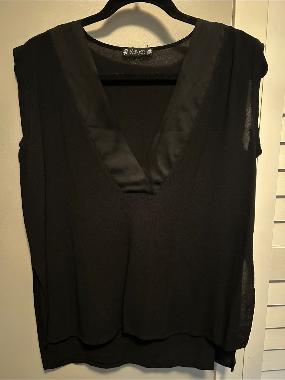 Chase + Chloe Black Sleeveless V-Neck Satin-Trim Blouse